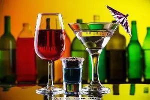 無酒精飲料市場動態(tài) 喜力新廣告、怡泉推減糖版，專家警示能量飲料與酒精混合風(fēng)險